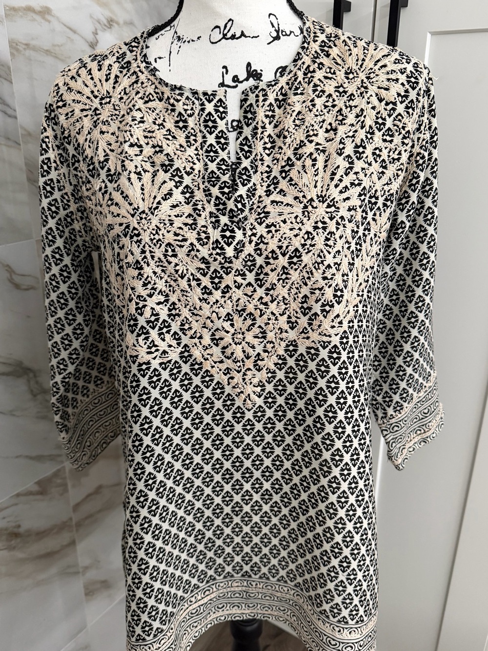 Gretchen Scott Womeo Black and Cream Printed Split Neck Geometric Enbroidered